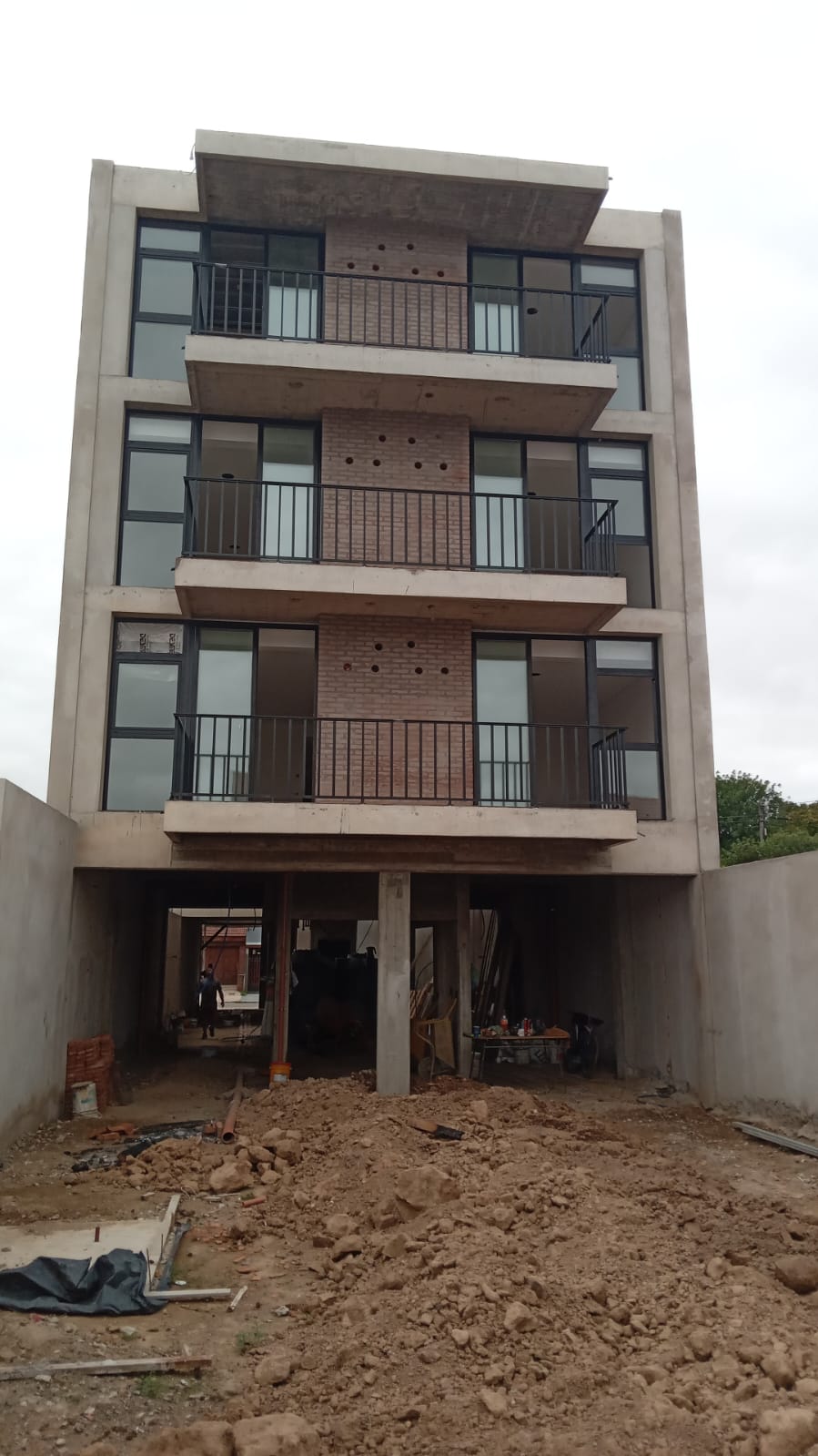 Edificio, barandas y a30